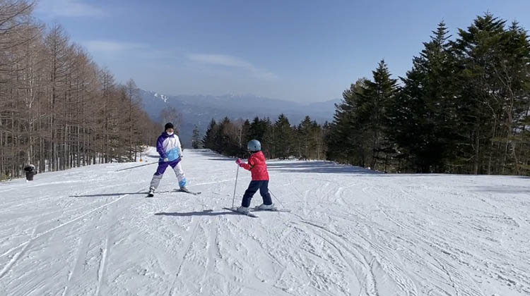 スキーをしている子供

自動的に生成された説明