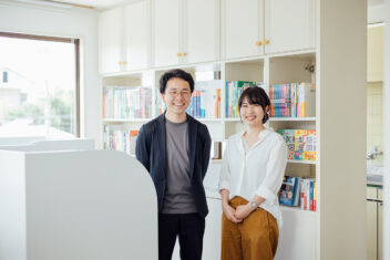 金田啓之さん、荒井尚緒さん。引っ越したばかりの新教室にて